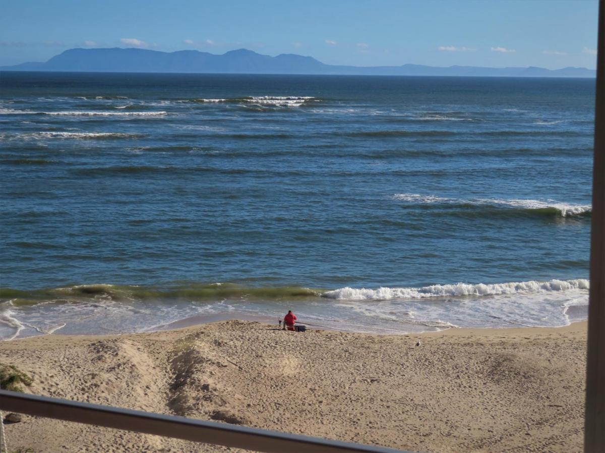 On The Beach At Strand Bagian luar foto