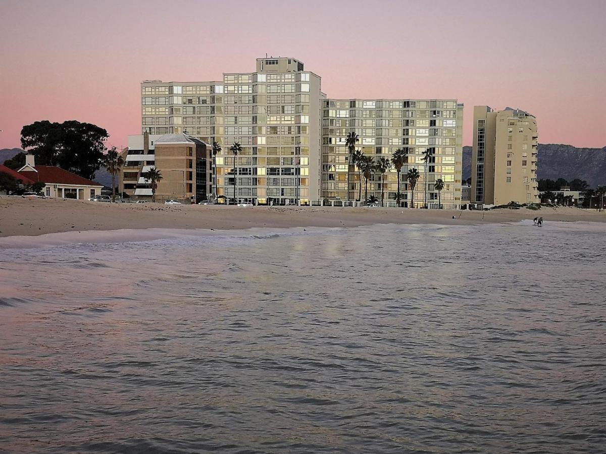 On The Beach At Strand Bagian luar foto